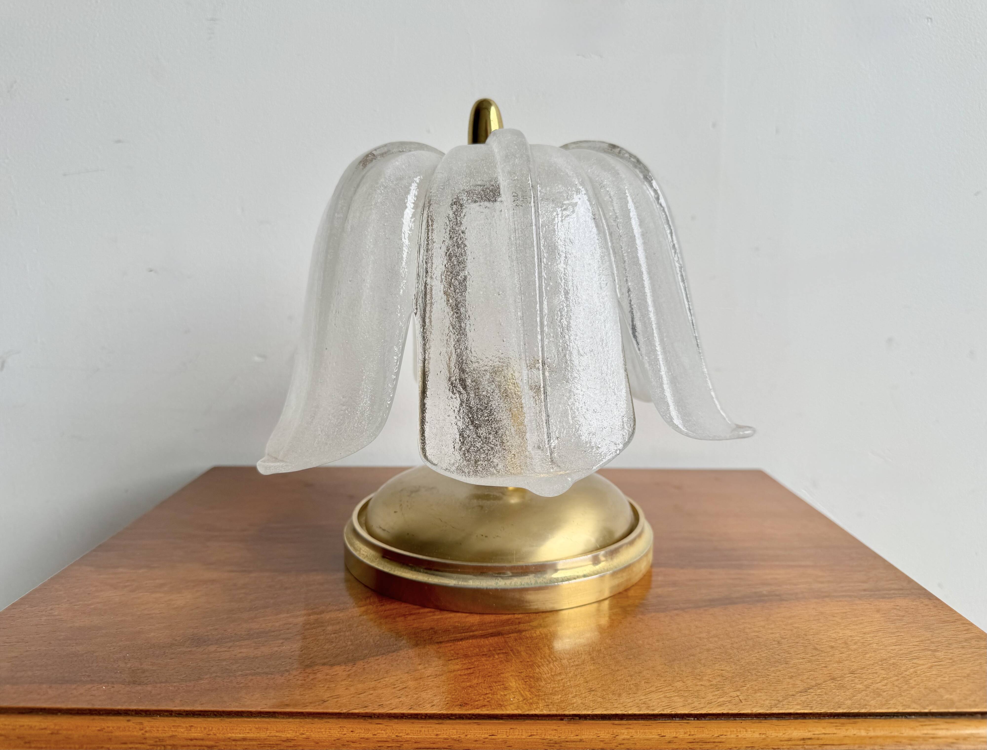 Lampe de table en laiton vintage et verre en forme de feuille