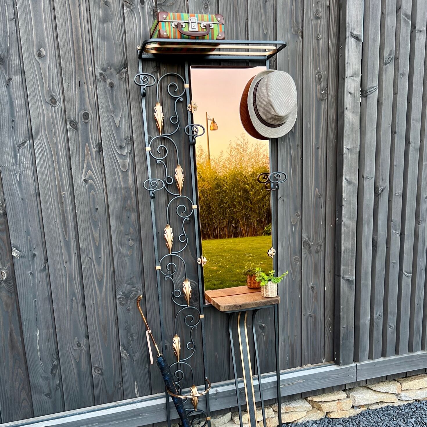 Vestiaire d’entrée en fer forgé noir et doré