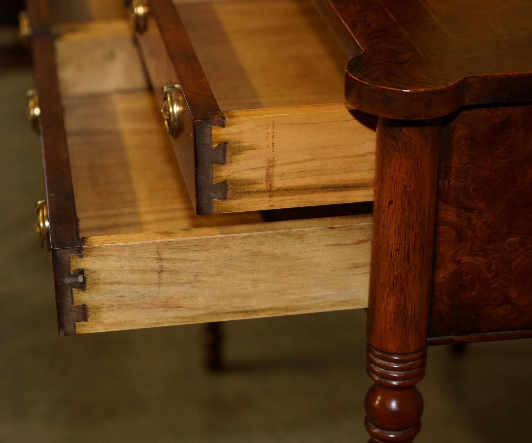 Console en Orme Burr & Bois Satiné restaurée, vers 1920