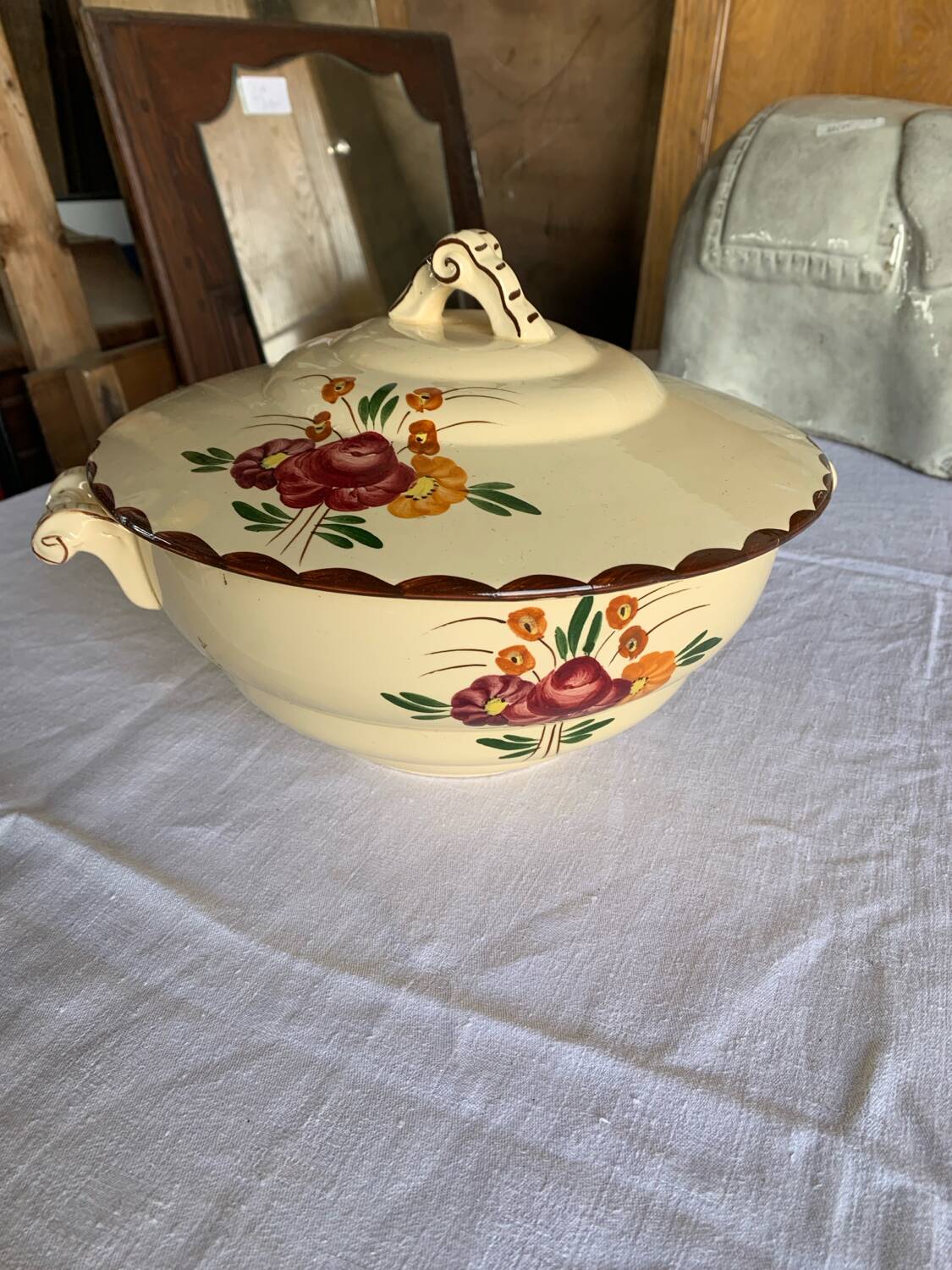 Soupière ancienne Longchamp modèle Agen en faïence française à décor floral