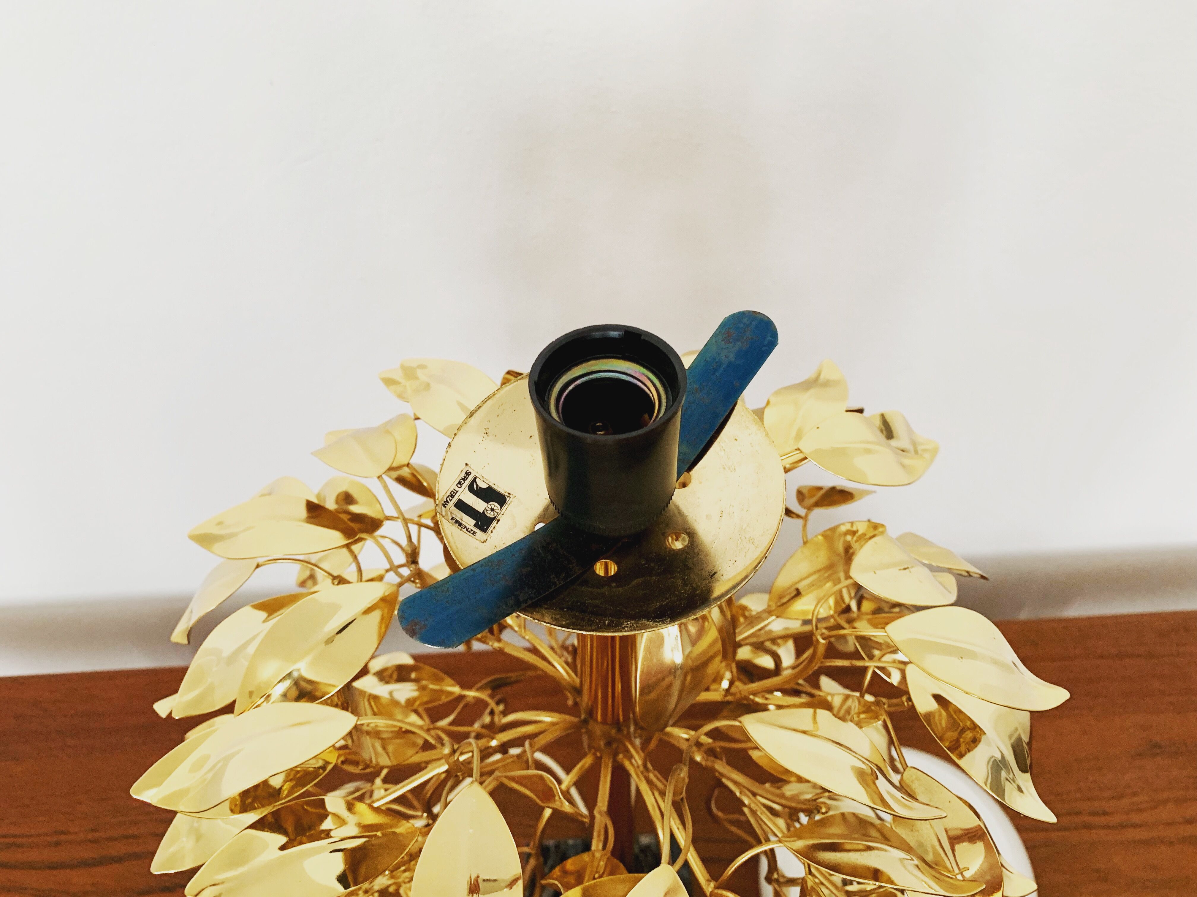 Gilded  italian Hollywood Regency bay leaf table lamp by Sergio Terzani