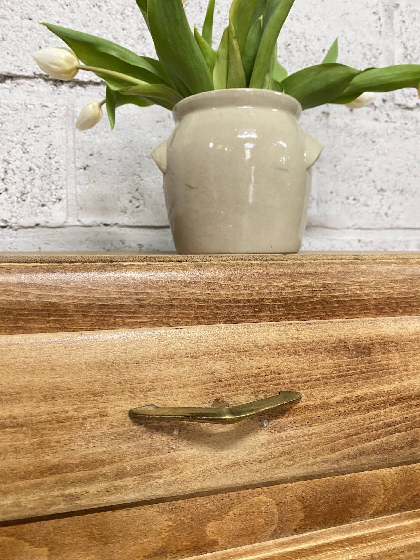Small buffet with tapered legs, jam jar.