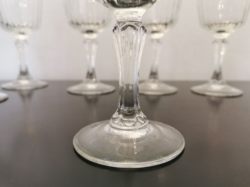 Set of 8 wine glasses with cut feet