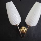 Applique double en laiton des années 1960- Globe en verre blanc