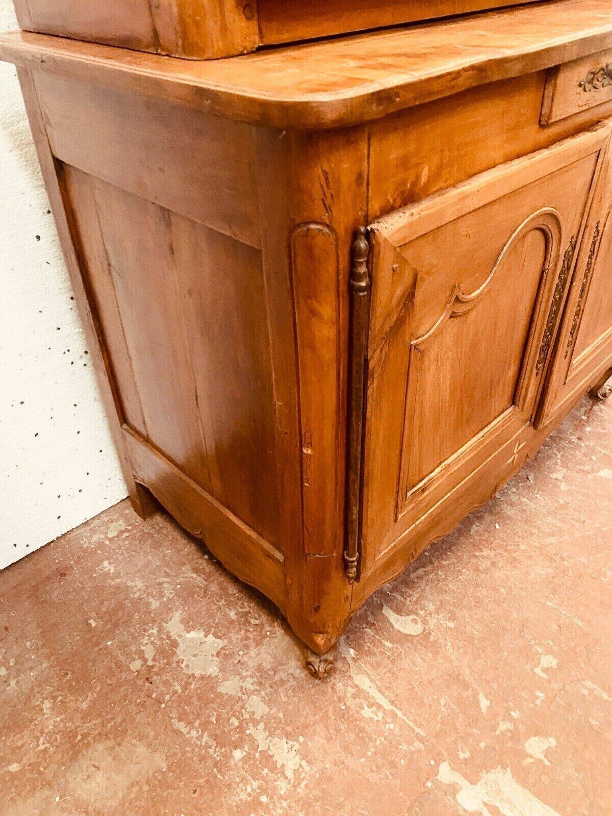 Buffet deux corps de style Louis XV en noyer massif XX siècle