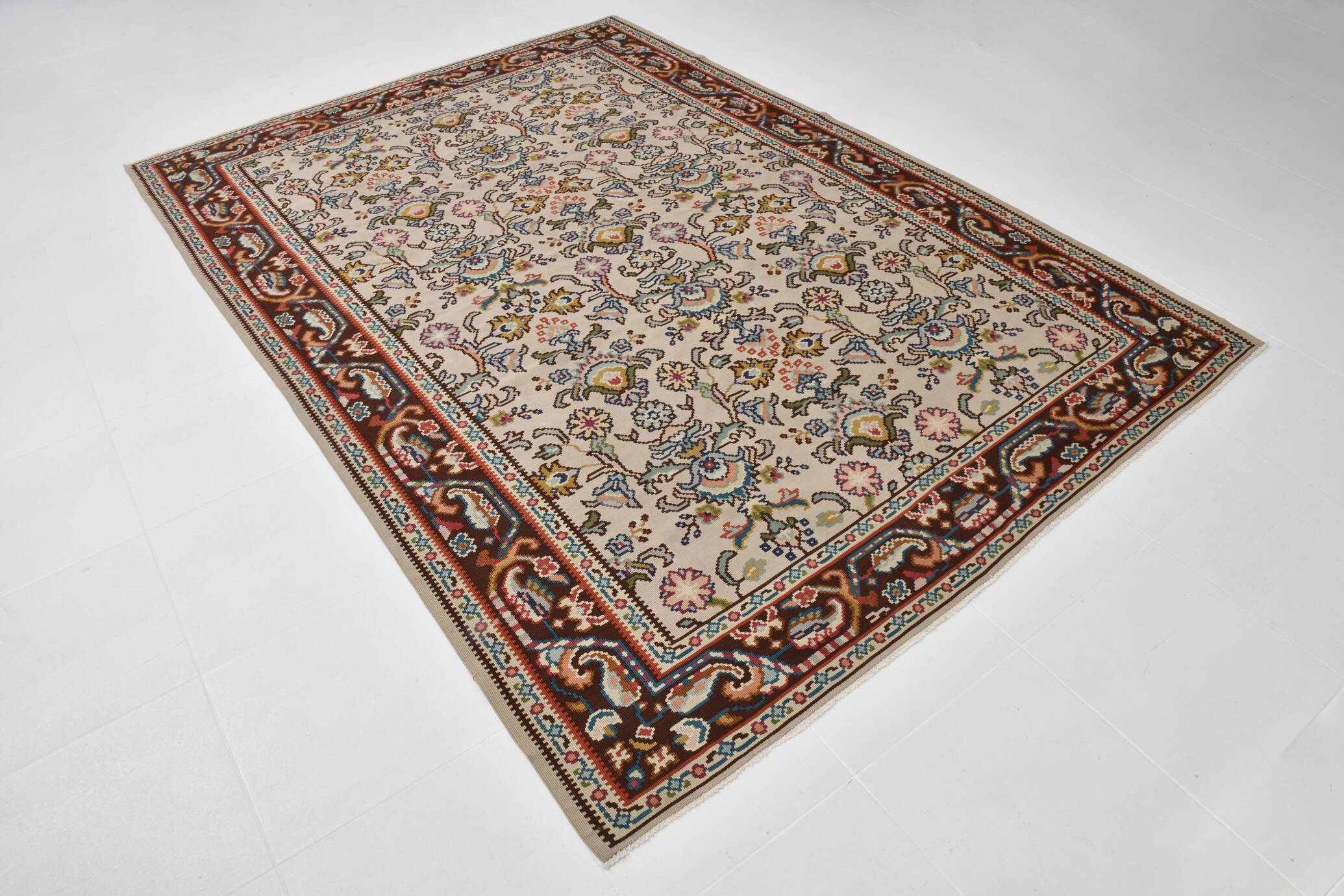 Kilim persan tons crème et bordeaux, motifs floraux élégants vintage