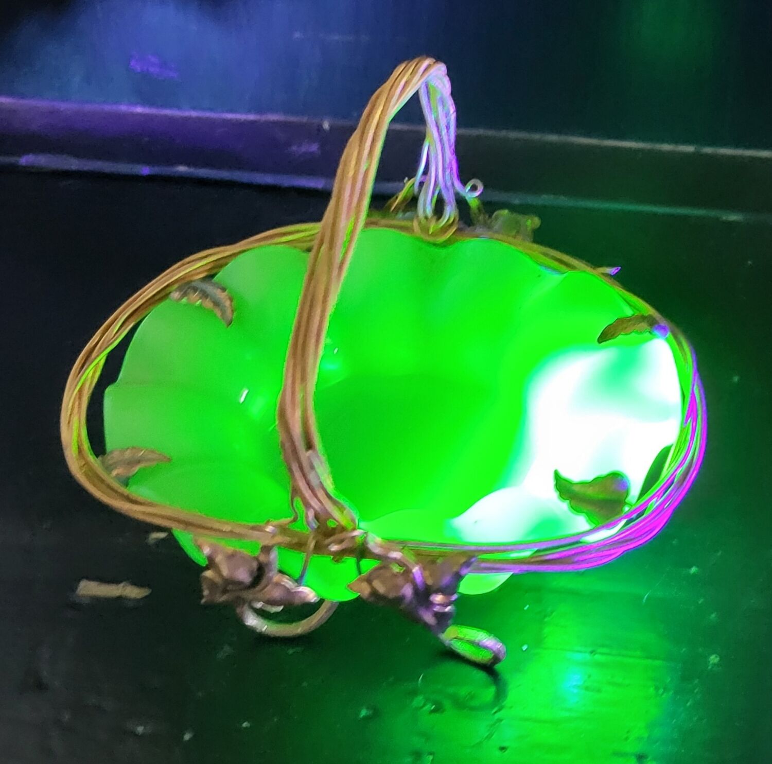 Empty pocket basket in green opaline (uranium/uraline)