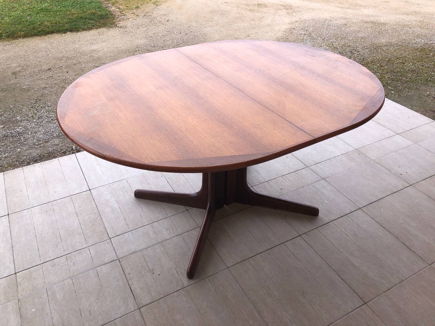 Baumann oval table in solid teak
