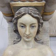 Cheminée en plâtre néoclassique avec des caryatides (femmes nues)
