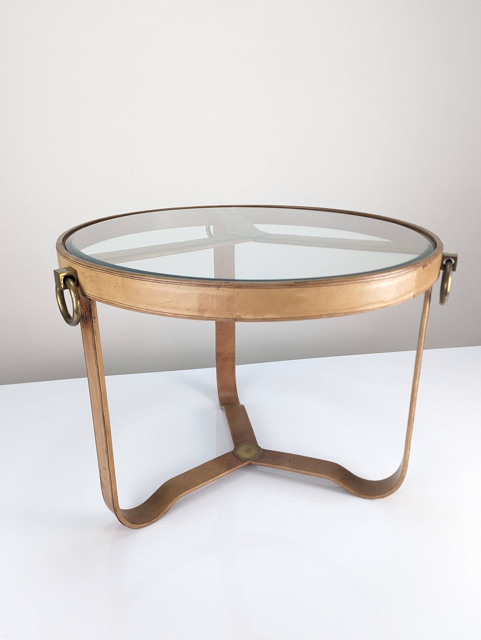 Table basse en laiton et cuir surpiqué