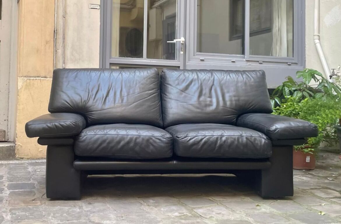 Vintage Italian sofa two places in black leather Italy 1980