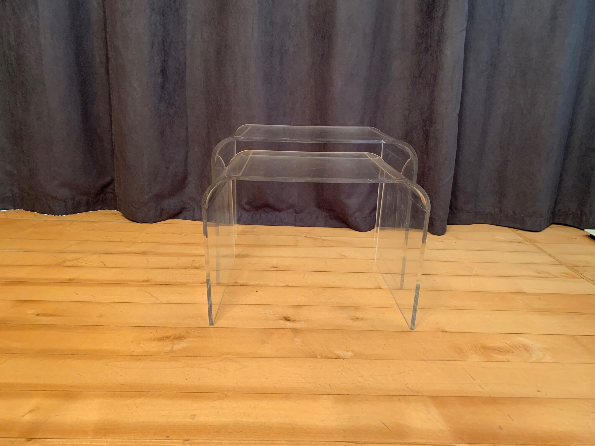 Une paire de tables Lucite des années 1970