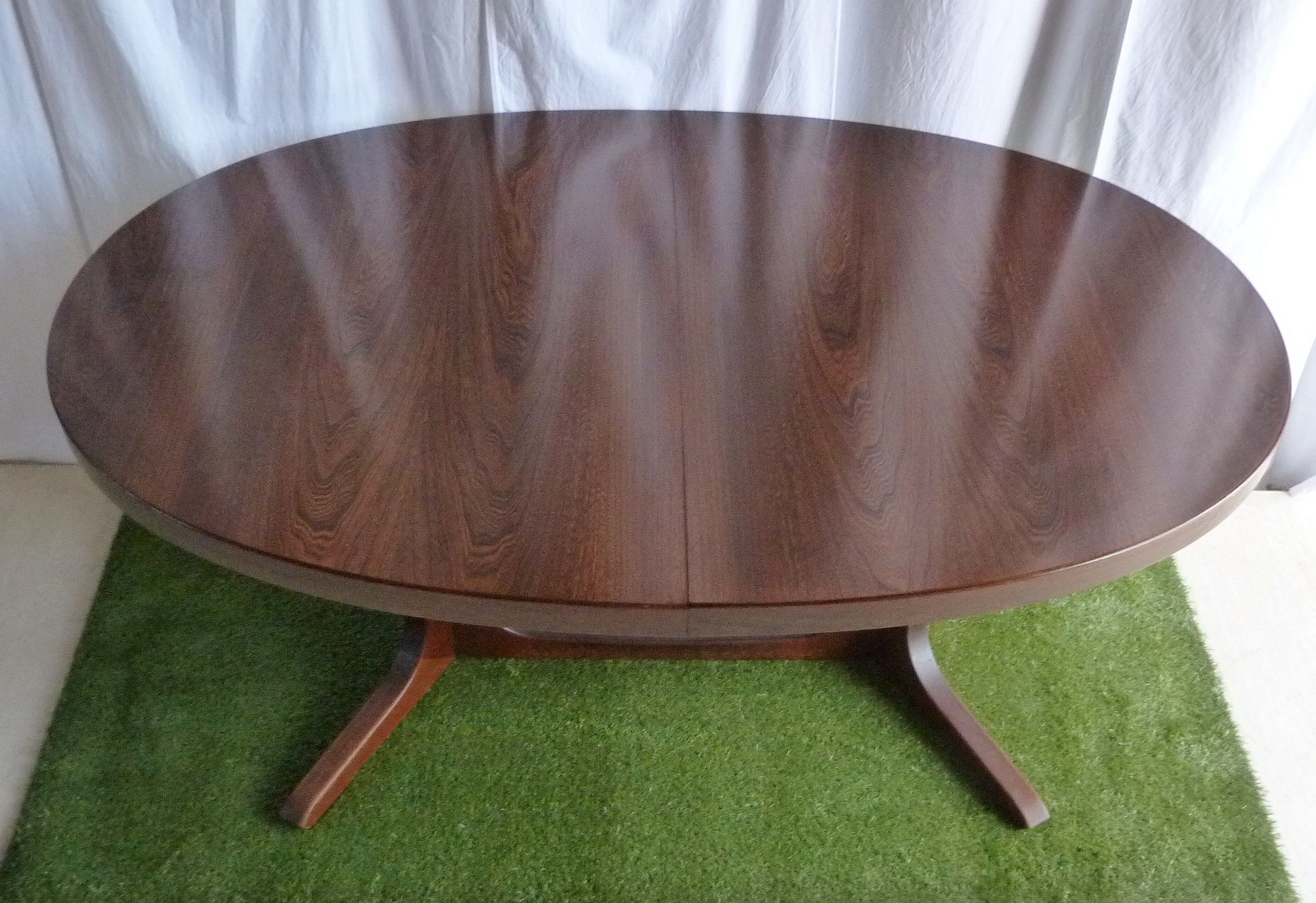 Extendable oval table