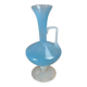 Vase en opaline bleue sur pied – vintage