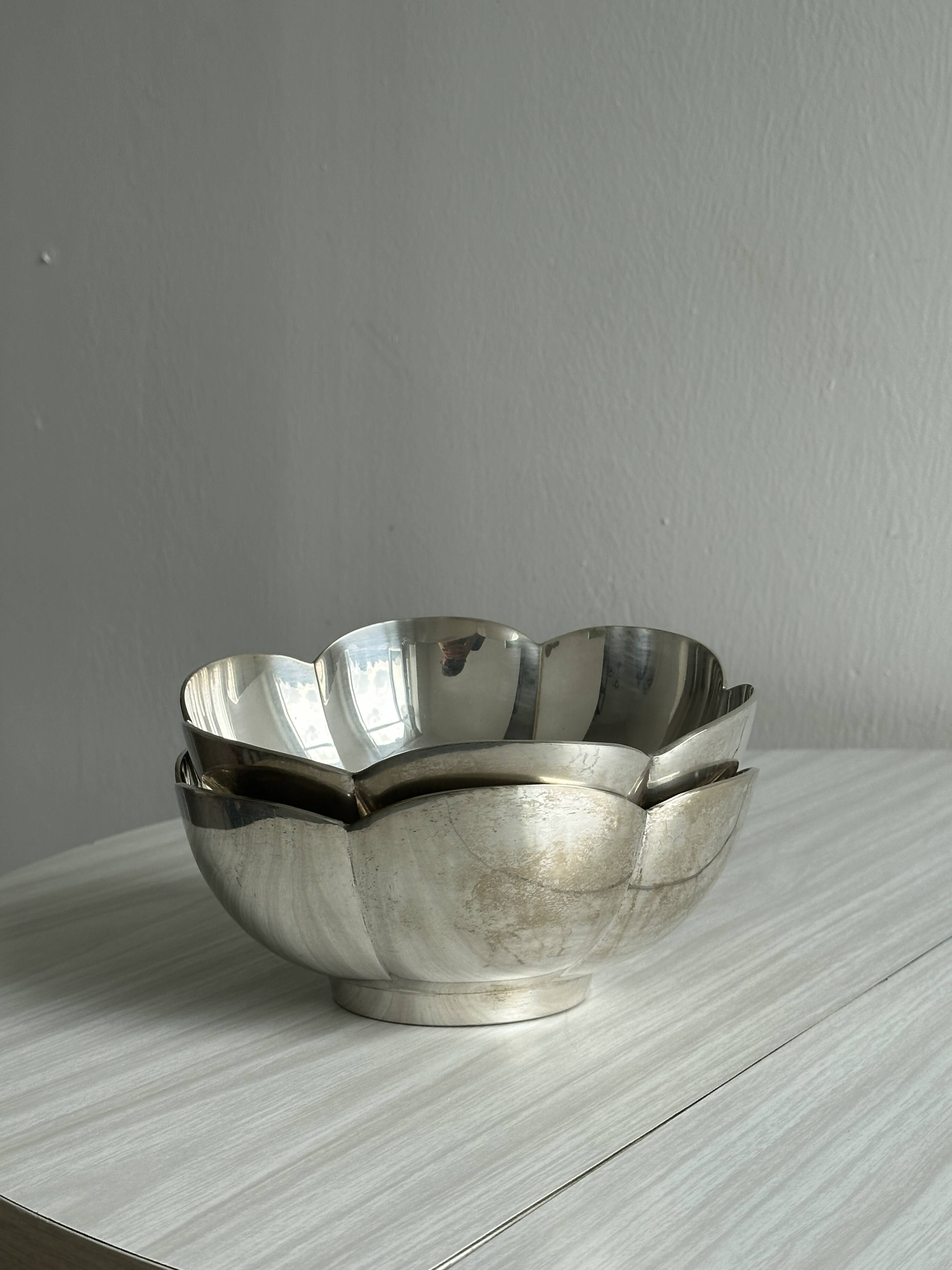 Plat, saladier ancien en métal forme fleur