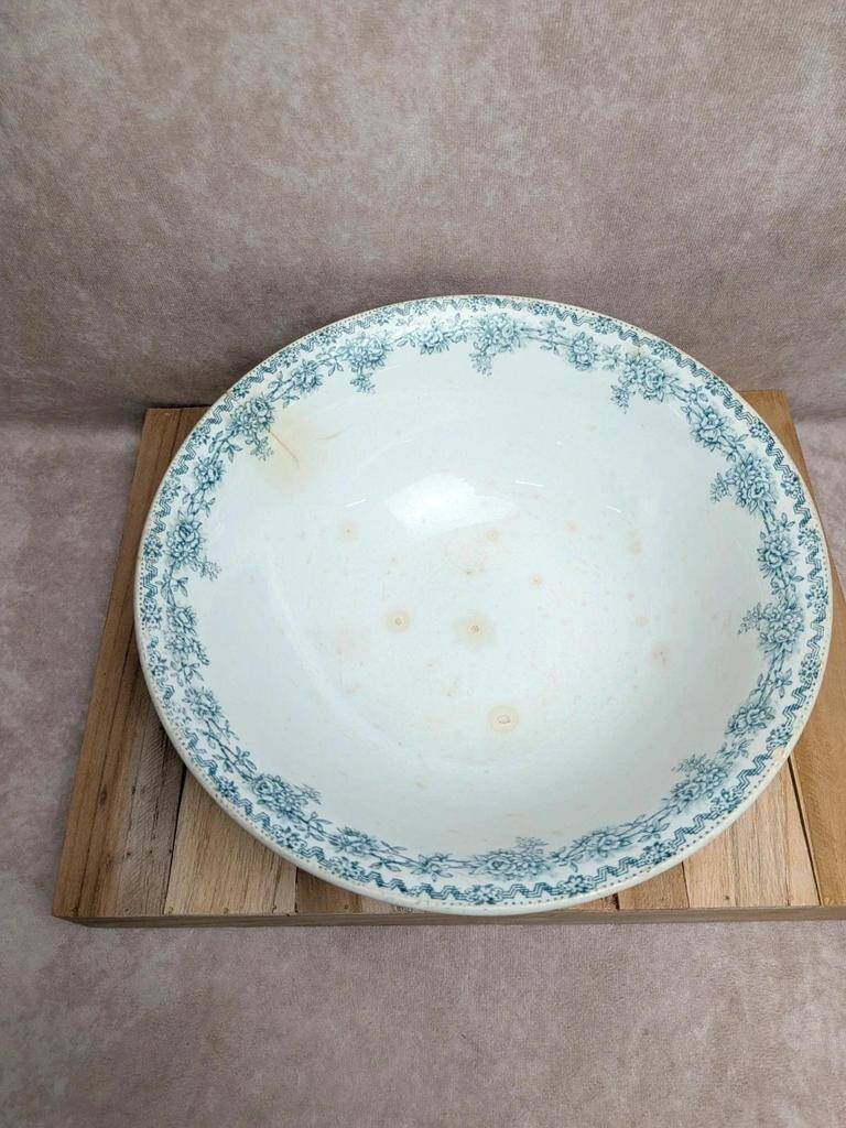 Antique large salad bowl from Saint-Amand, Argenton model in ironstone.