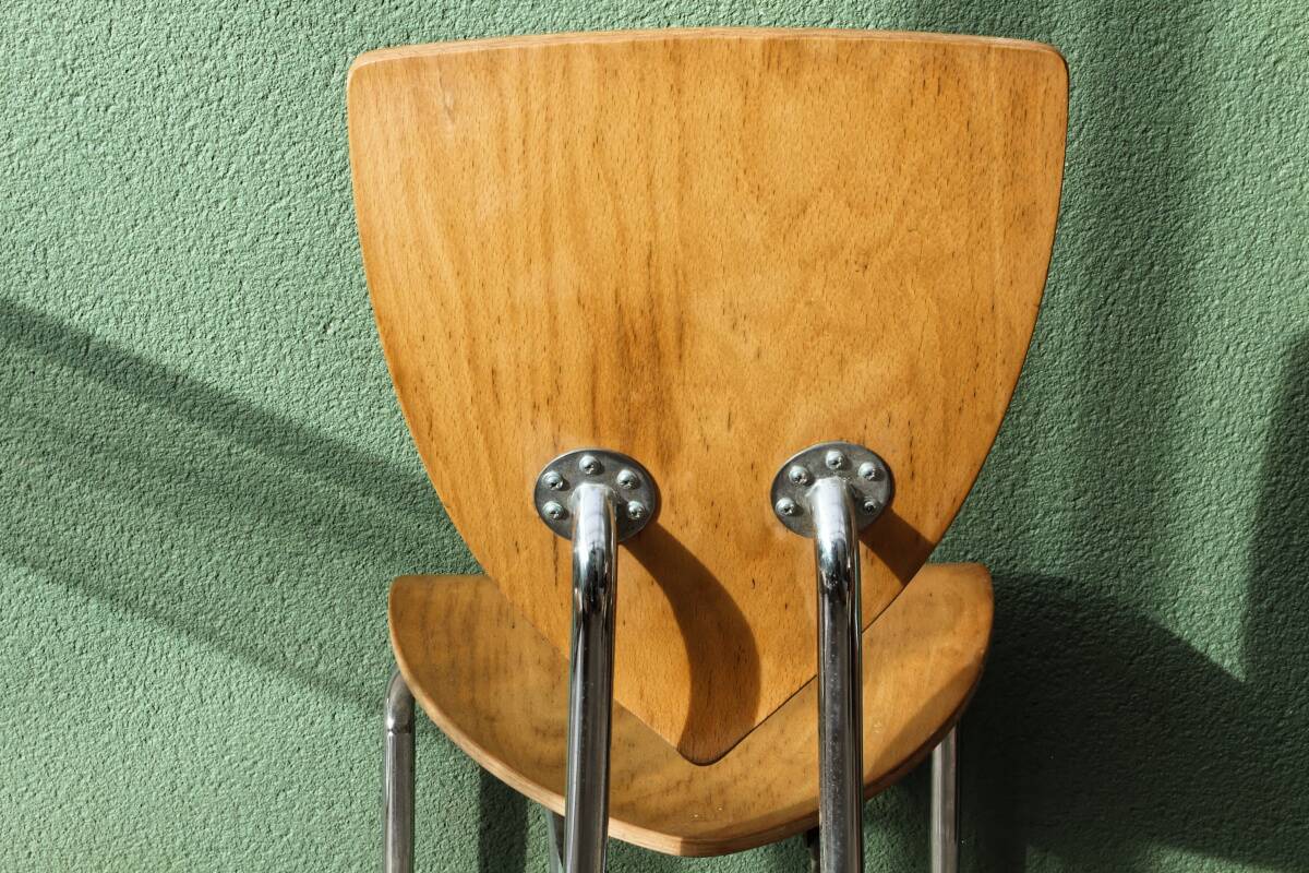 Set of two pairs of vintage 1970s chairs, in chrome metal and beech.