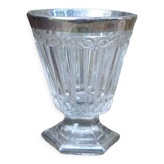 Verre à pied pour liqueur ancien en verre à cotes et motifs argenté