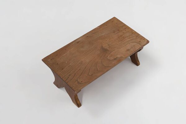 Petit tabouret en bois rustique avec base courbée, France, années 1900.