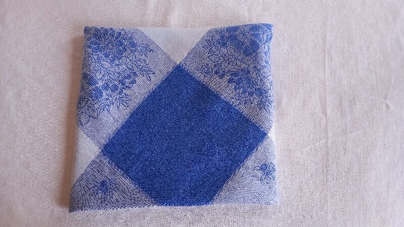 Nappe damassée en lin blanc-bleu