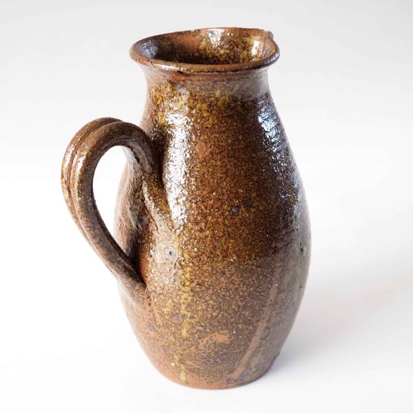 Pichet en grès moucheté