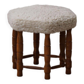 Moderne danoise, un tabouret hexagonal en chêne, siège réupholsté en laine d'agneau, années 1950