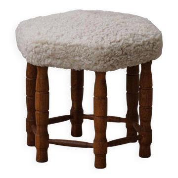 Moderne danoise, un tabouret hexagonal en chêne, siège réupholsté en laine d'agneau, années 1950