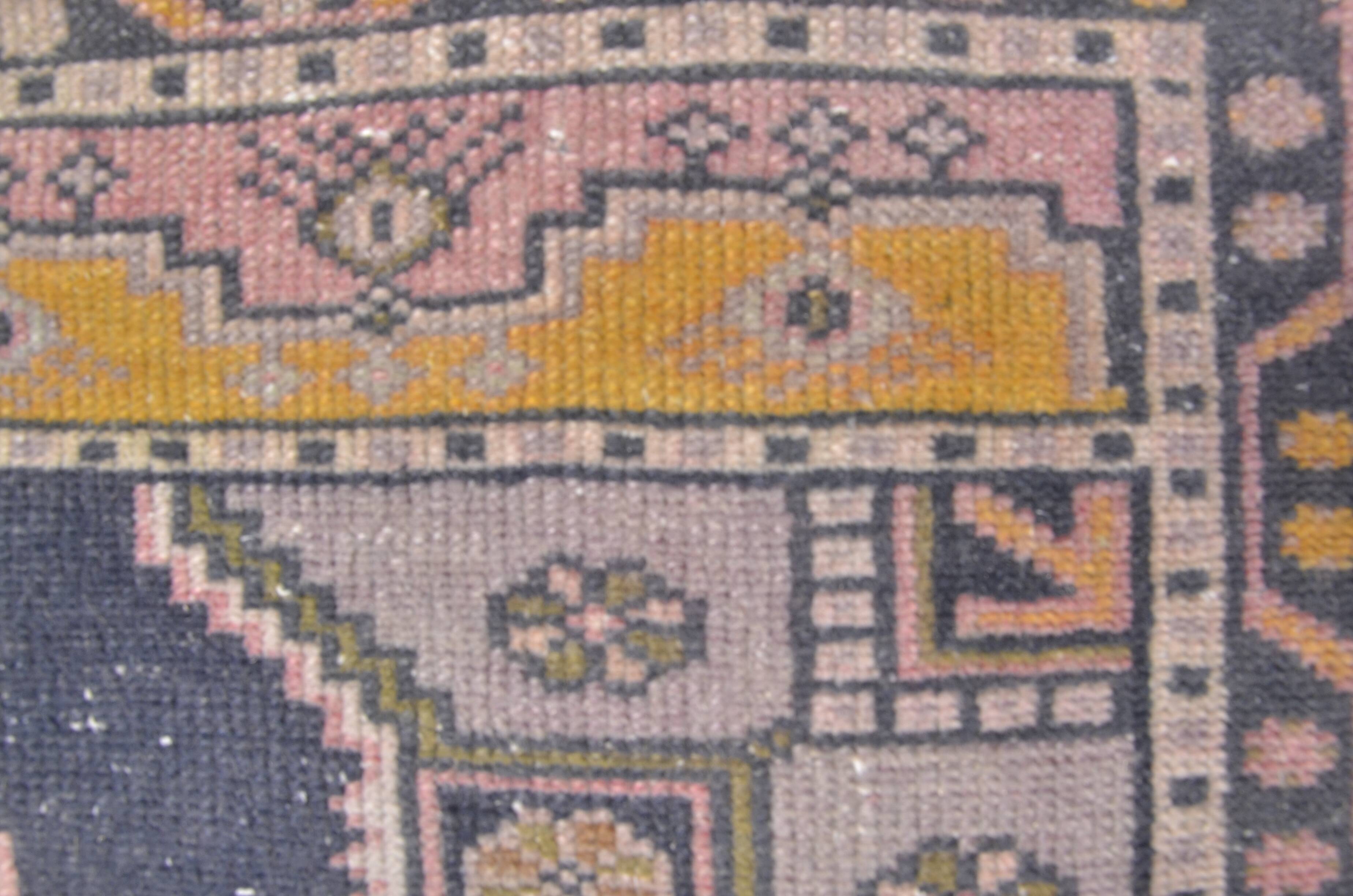 One a Kinf Of Unique Vintage Rug c837