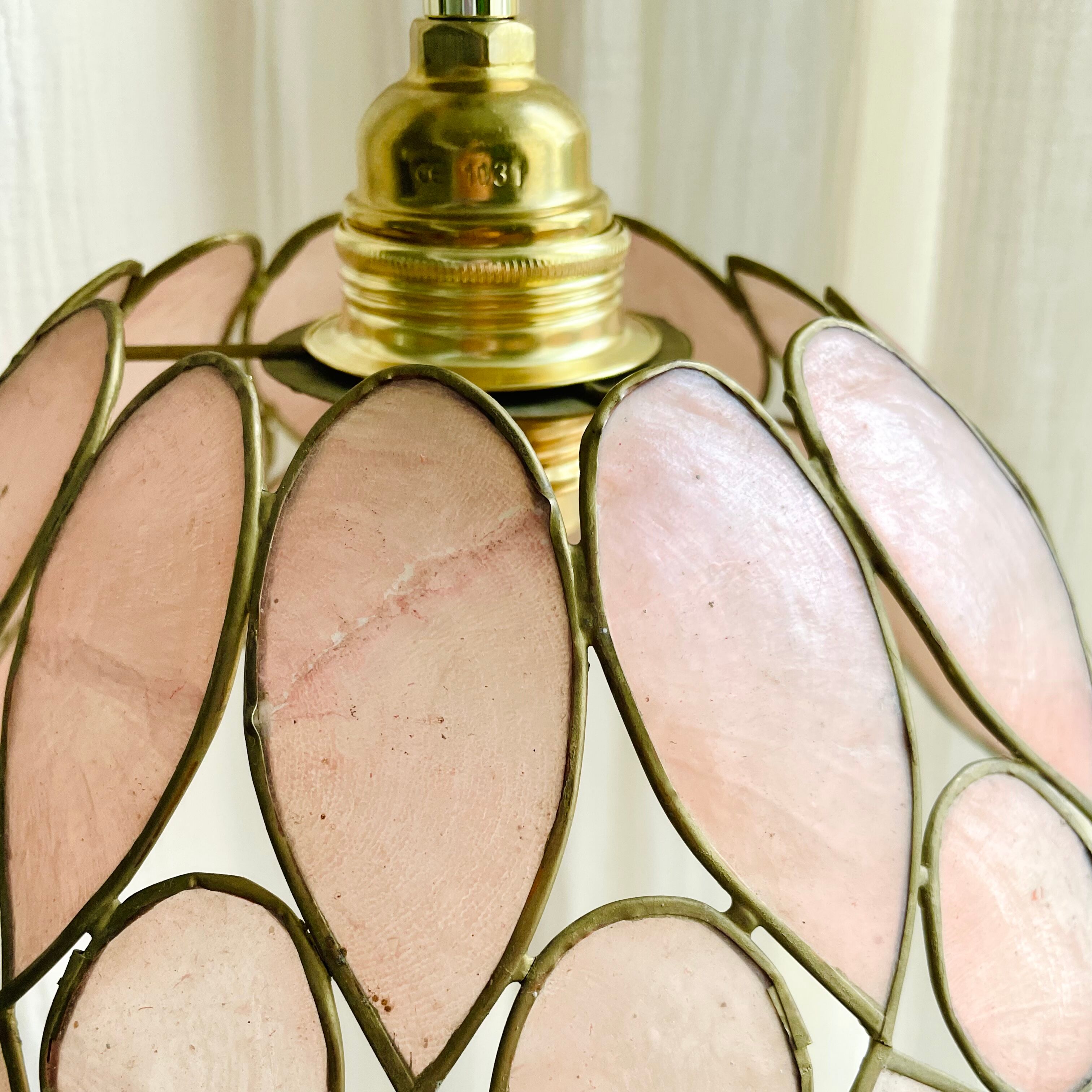 Pink mother-of-pearl suspension