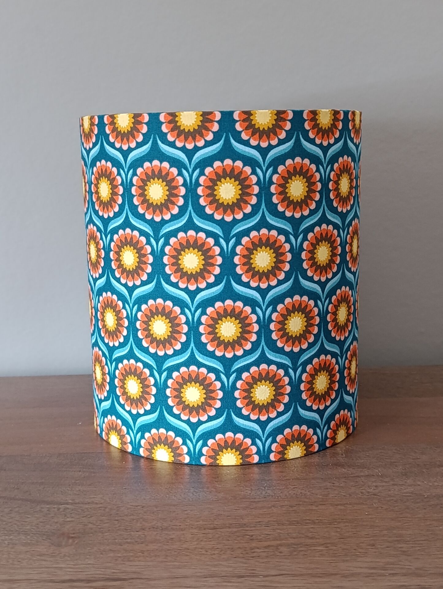lampe à poser bois bleu, imprimé graphisme fleurs style vintage