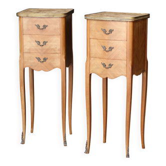Adorable pair of wood veneer bedside tables. Excellent condition.