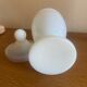 Vase et bonbonnière vintage en opaline blanche