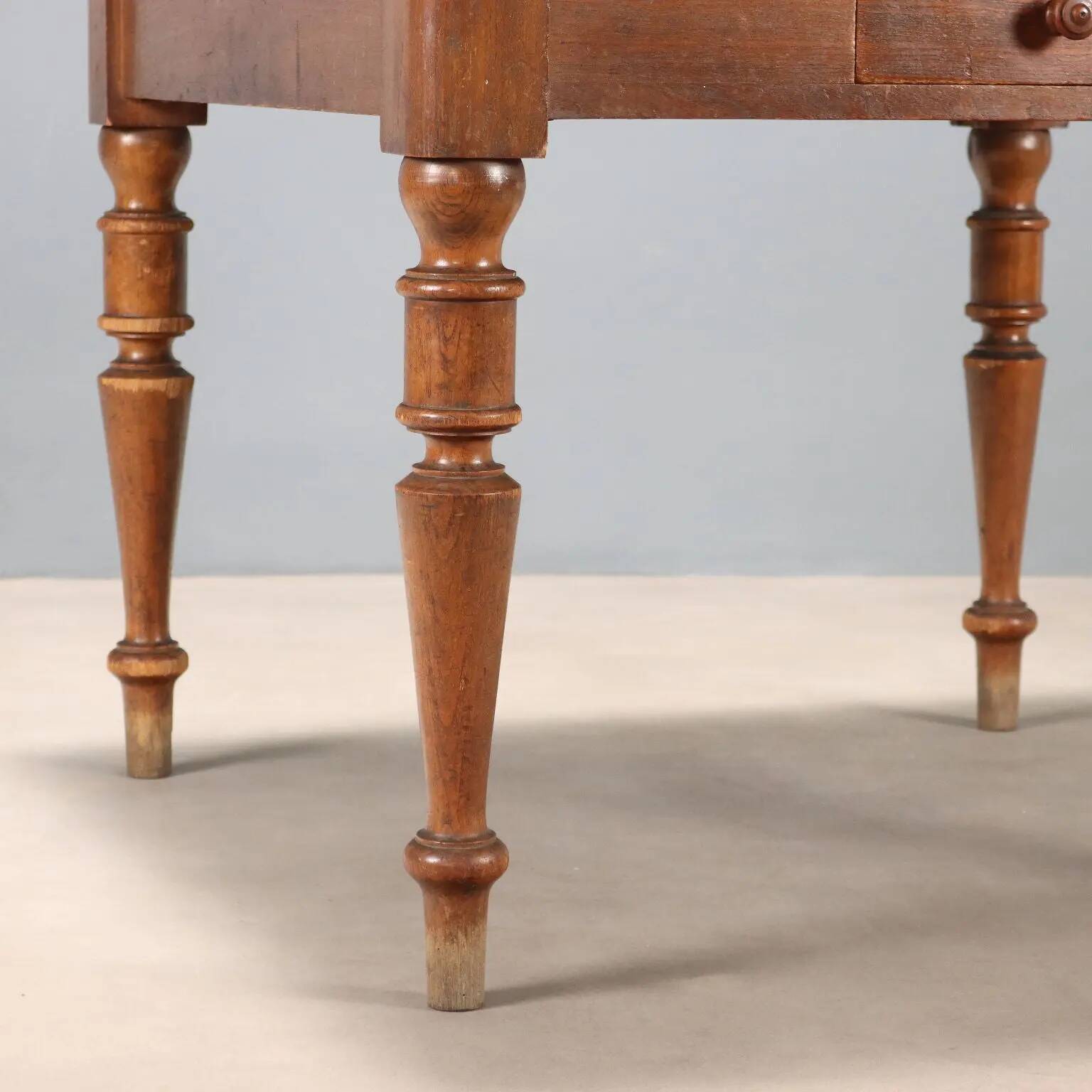 Antique extendable table in oak, walnut, and poplar, Europe, 19th century.