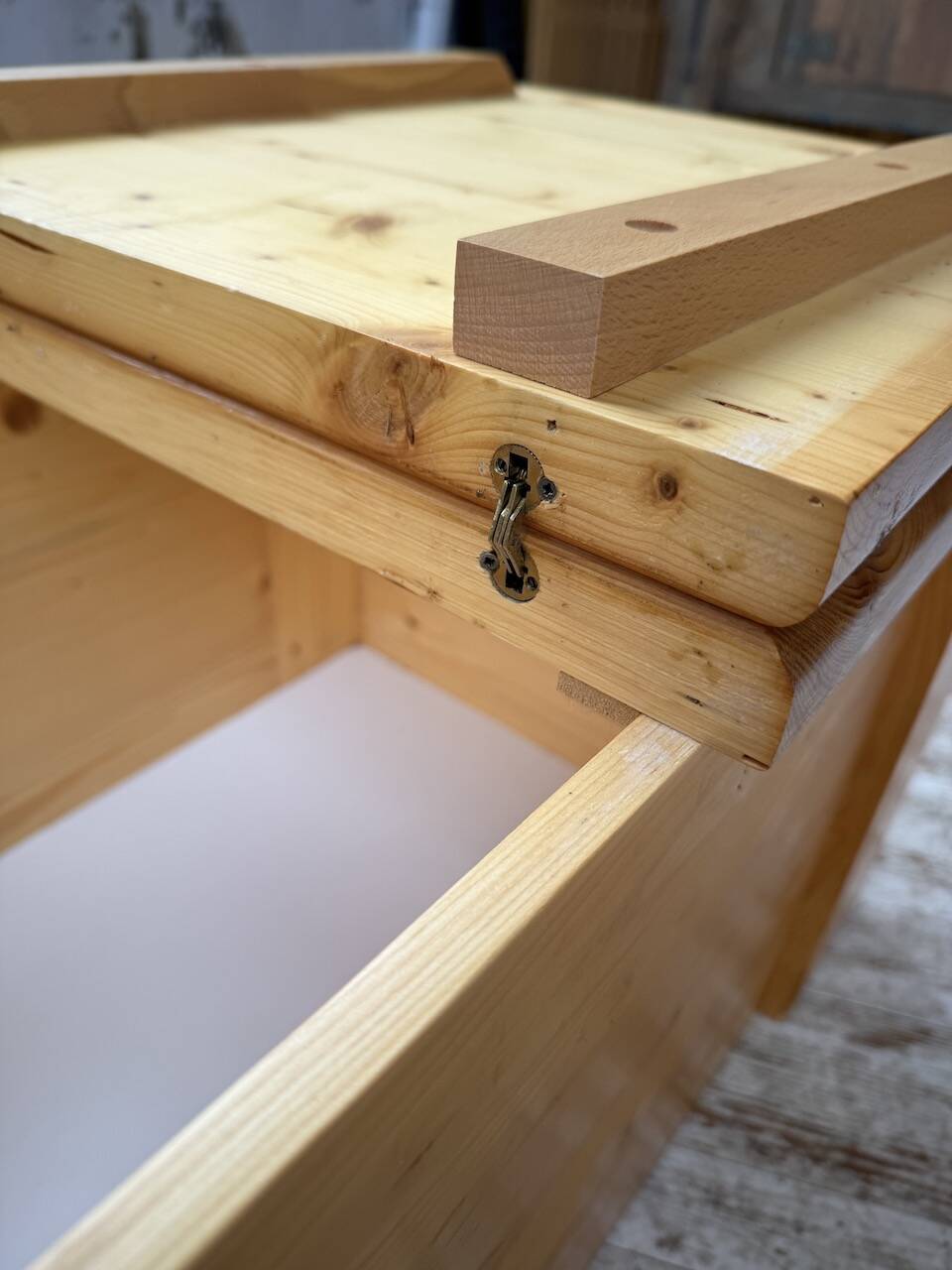 Chest or coffee table Perriand Les Arcs 1800