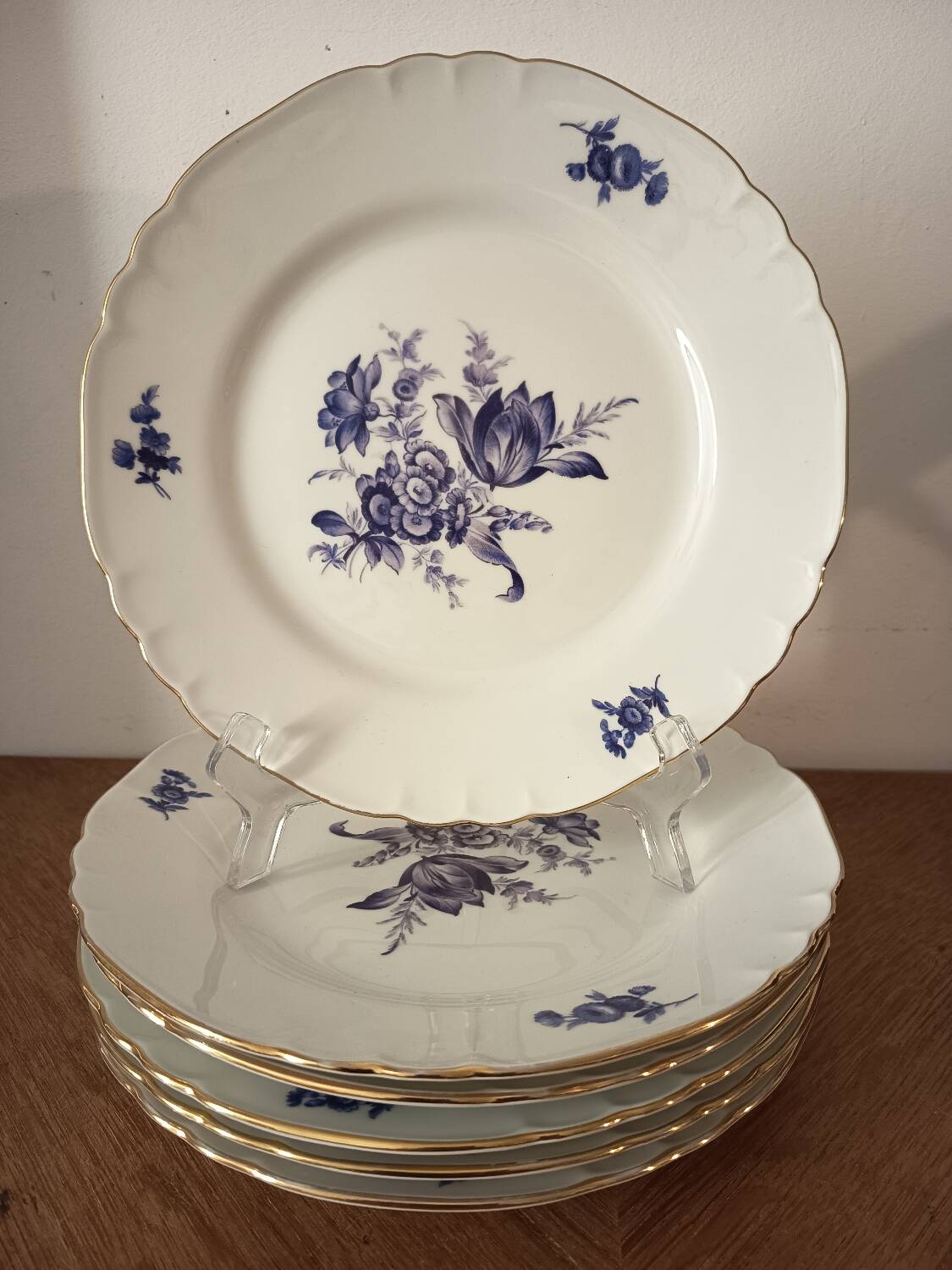 Many vintage flat plates by Richard Ginori.