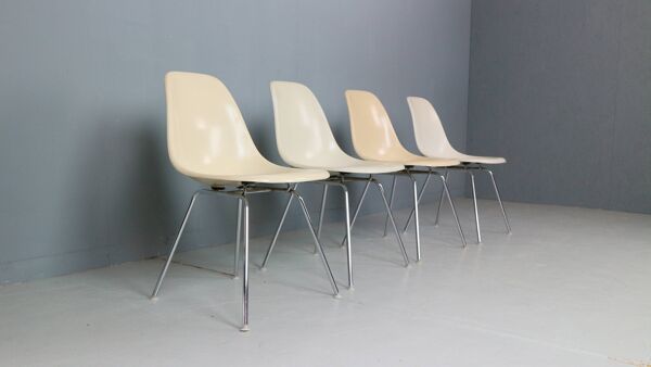Ensemble de 4 chaises « H-Base » blanc cassé de Charles & Ray Eames pour Herman Miller, 1960