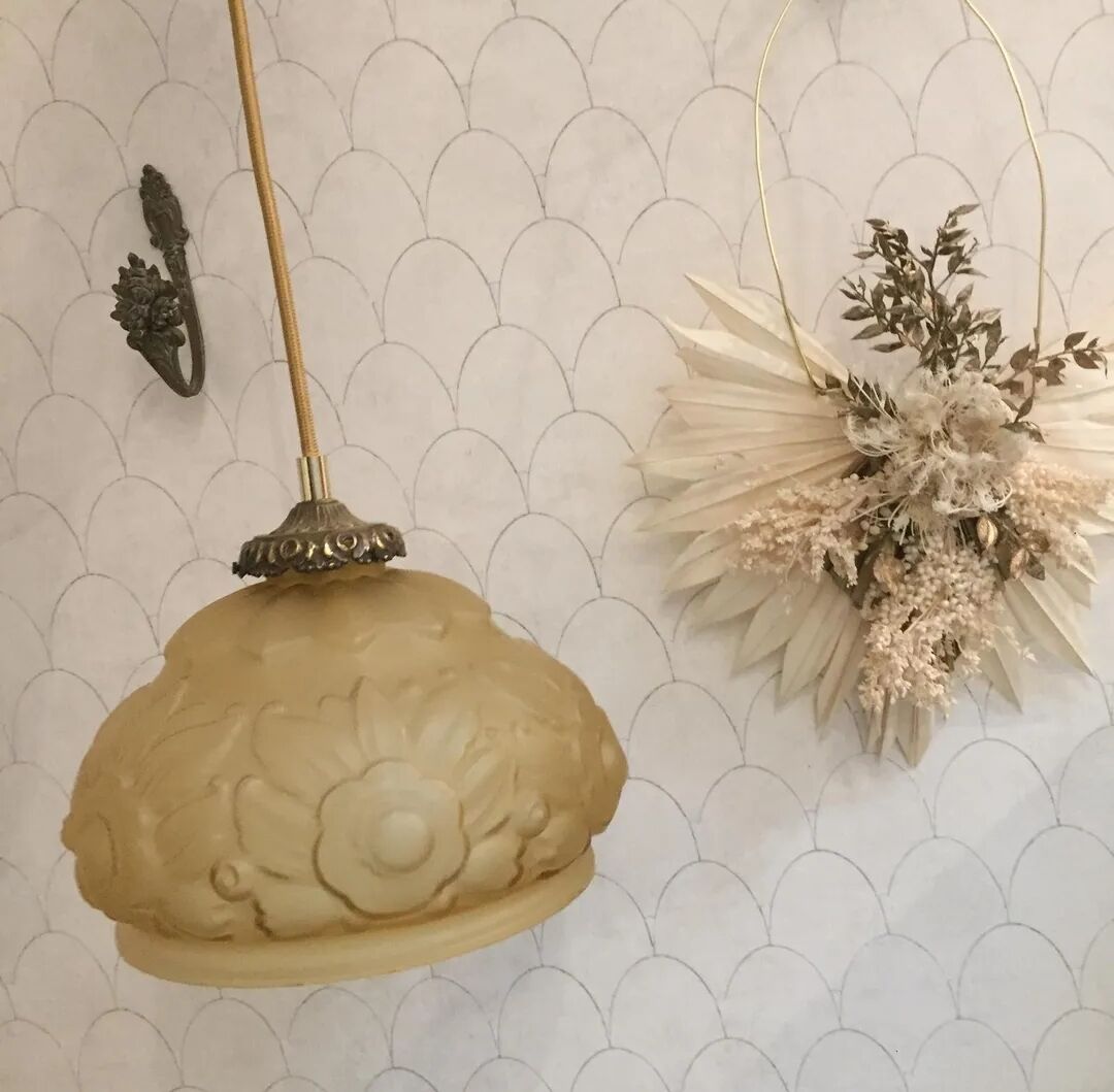 Moulded pressed glass suspension