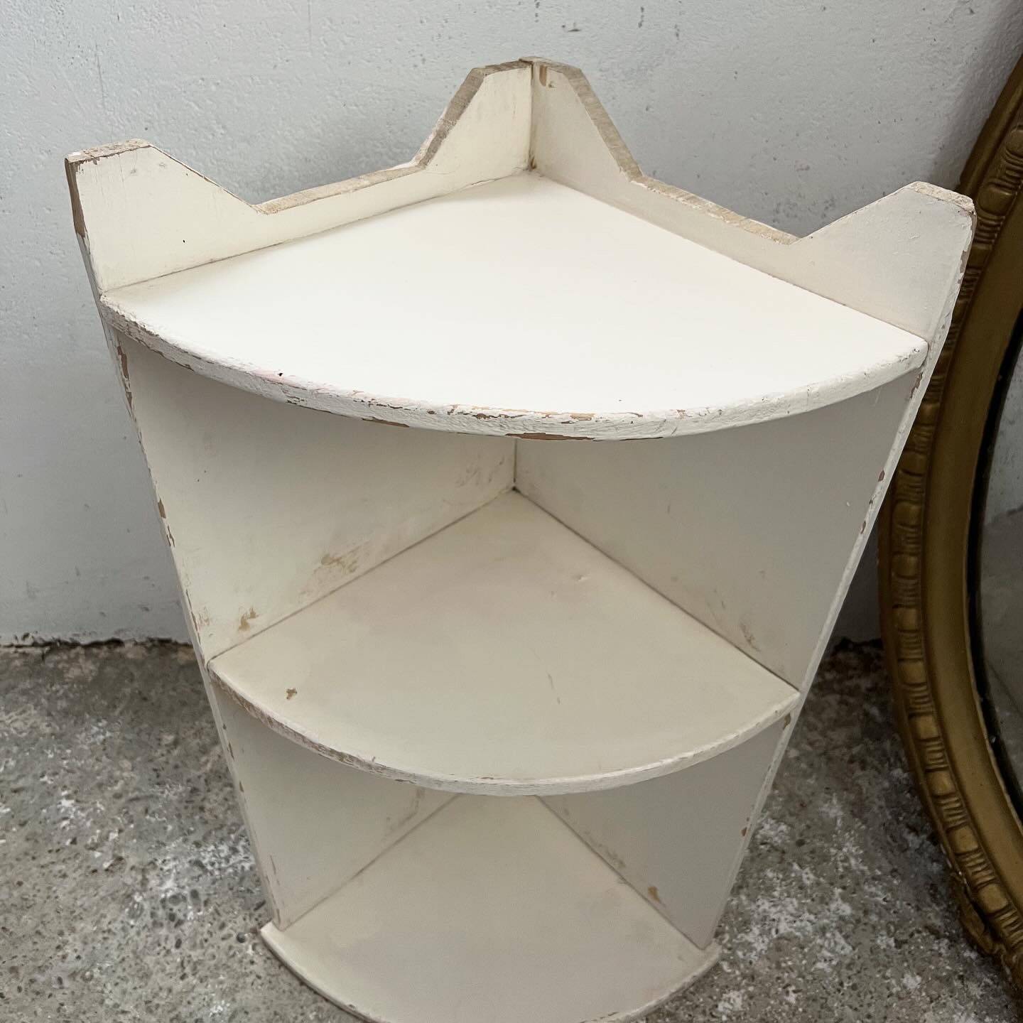 Corner kitchen shelves