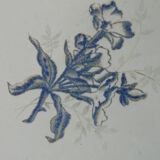 Fontaine murale en tôle émaillée décor de fleurs bleues sur fond blanc