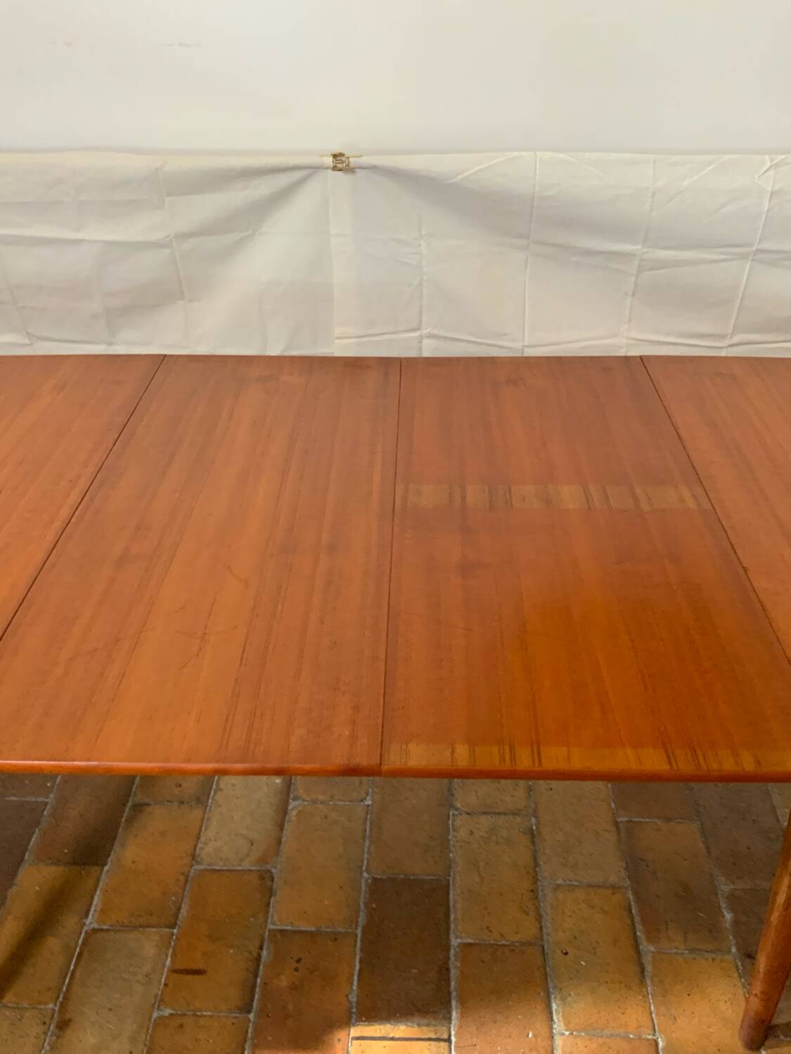 Extendable dining table