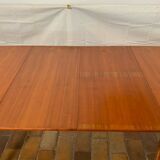 Extendable dining table