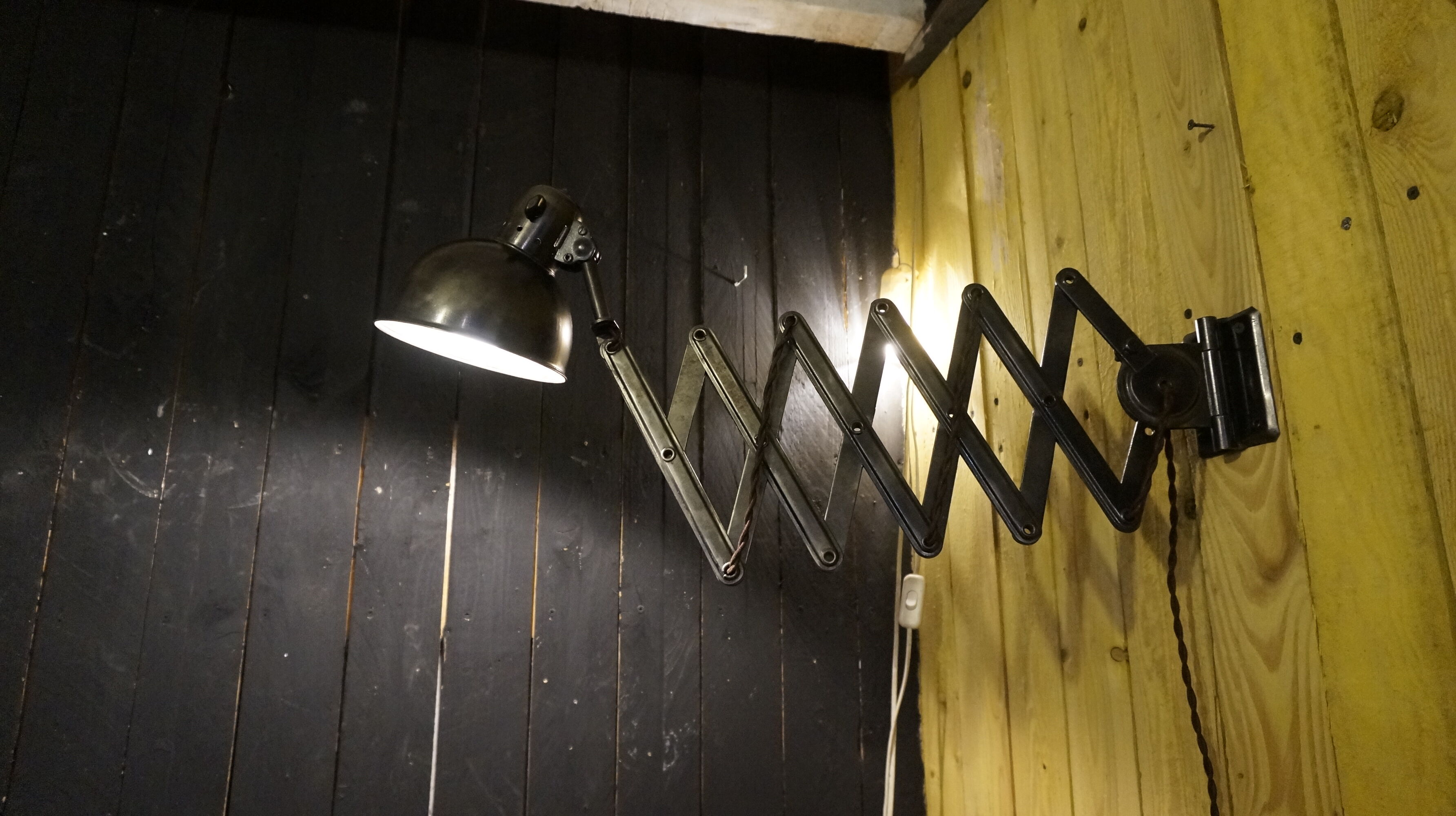 Accordion wall lamp