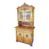Buffet ancien en bois sculpté avec plusieurs sculptures