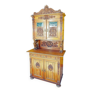 Buffet ancien en bois sculpté avec plusieurs sculptures