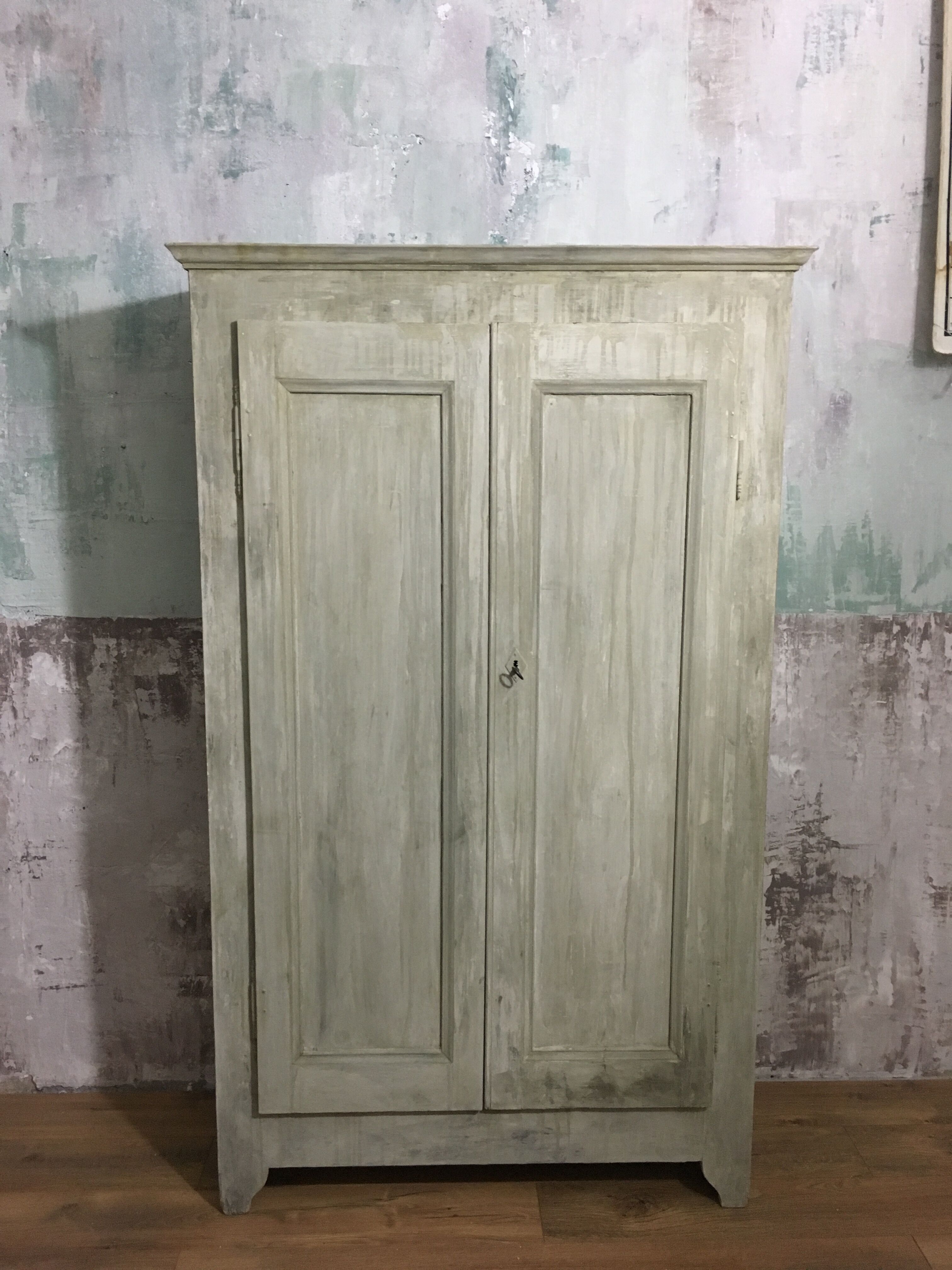 Armoire patine vieillie grège