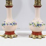 Paire de lampes à pétrole en porcelaine électrifiées, fin XIXème