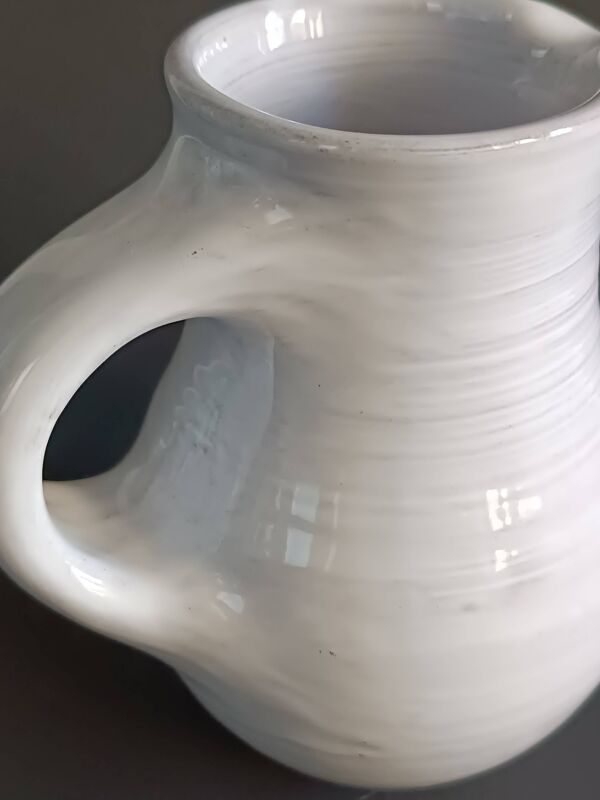 Pichet en céramique vernissé en blanc vintage signé