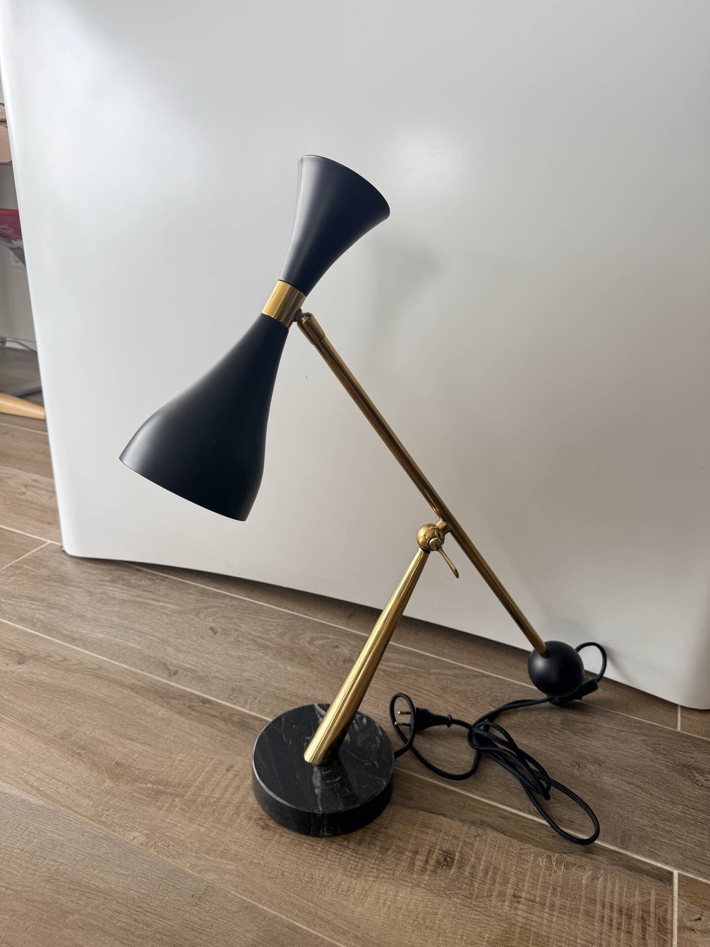 Eichholtz Cordero desk lamp in brass, black metal and marble.