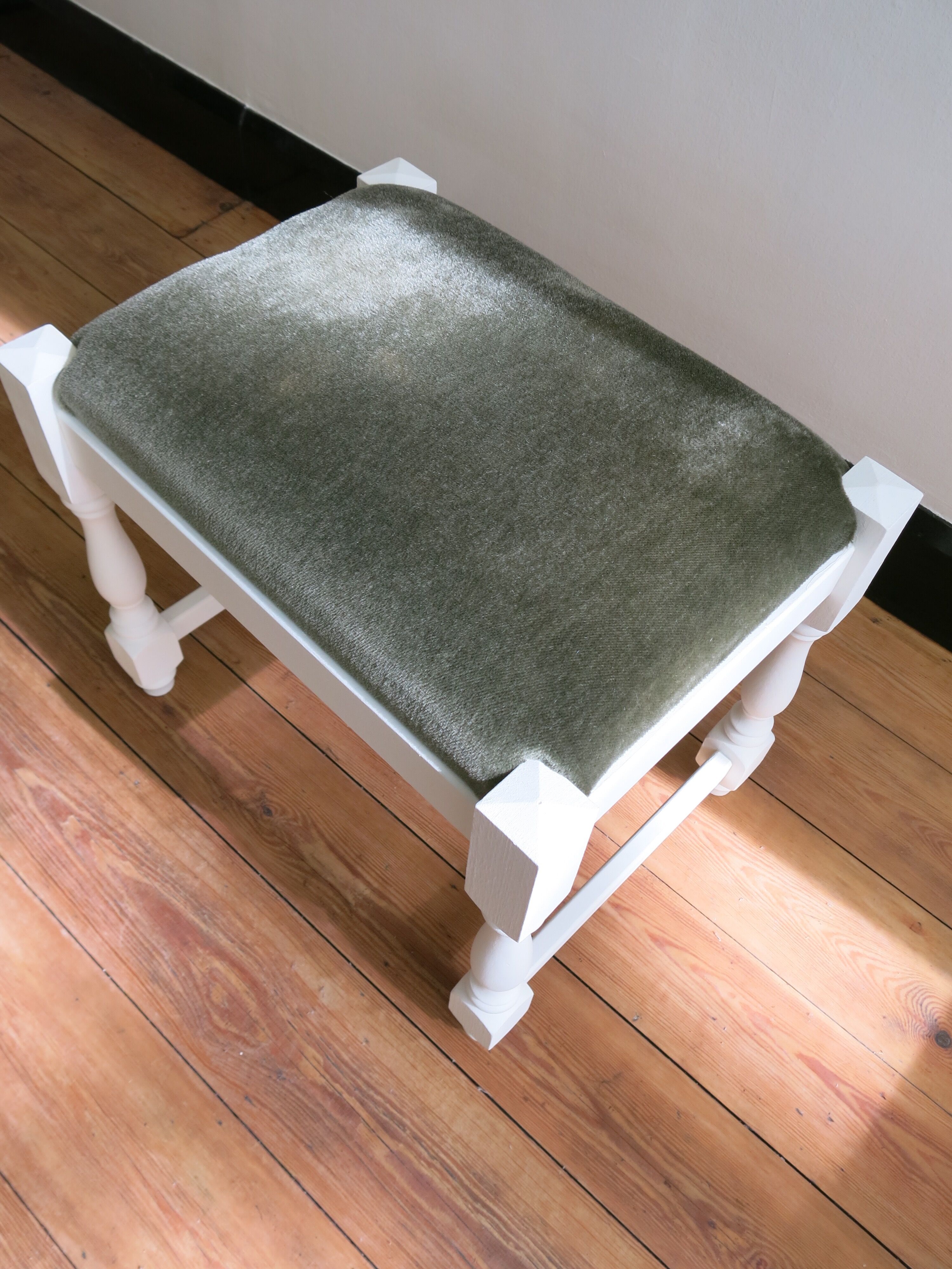 Repose-pied vintage en bois et velours