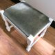 Repose-pied vintage en bois et velours